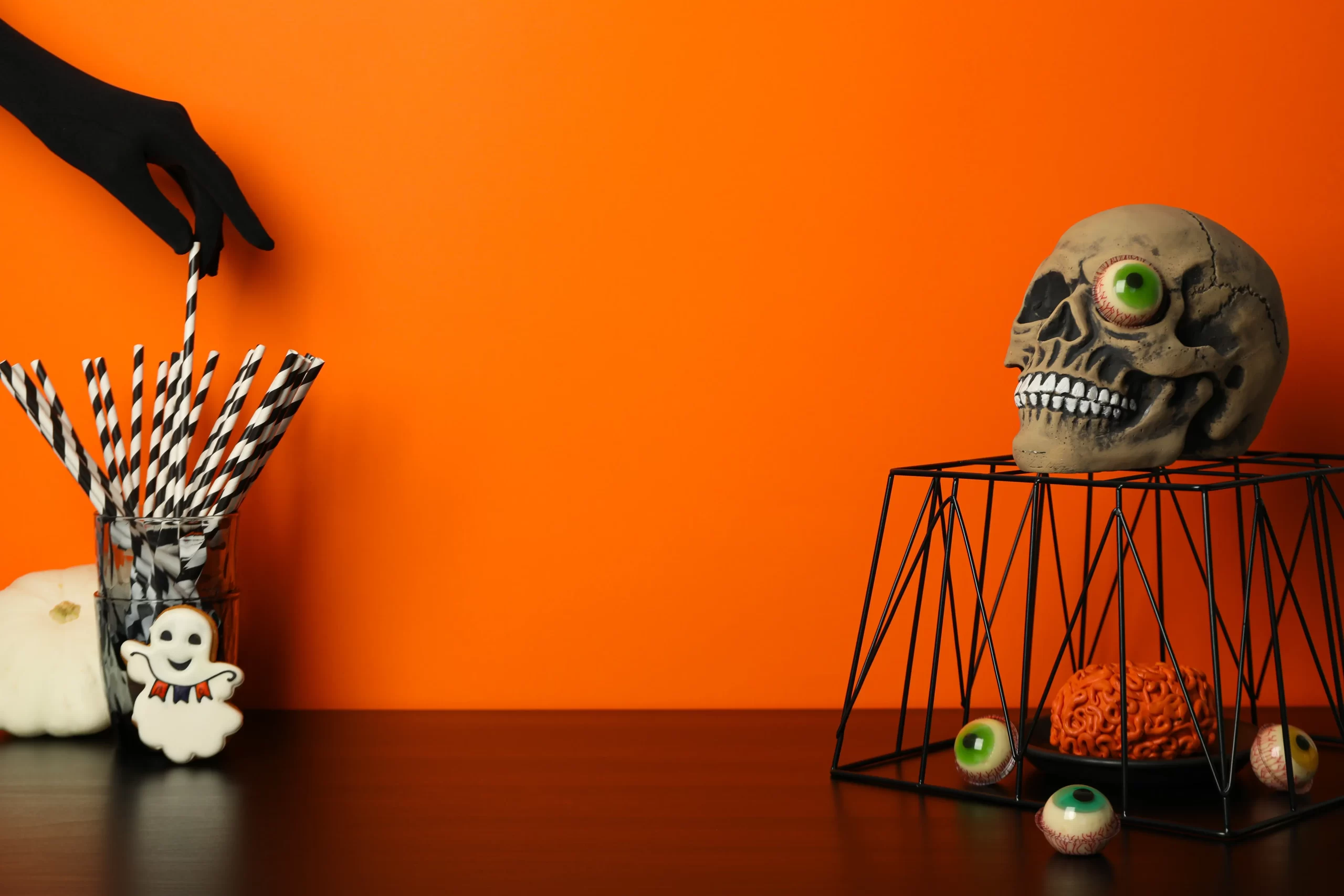 Spooky Festive Halloween Decoration Ideas for Office that Everyone Will Love 8 table setting for halloween scary decorations 6 scaled