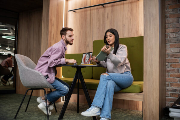 The Benefits of Using Flexible Meeting Booths and Pods 1 Flexible meeting booths and pods in a modern office by Vlite Furnitech